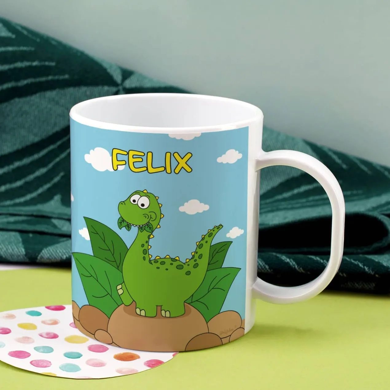 Kindertasse aus Kunststoff mit kleinem Dino und Ihrem Namen