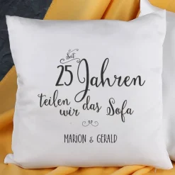 Kissen für Paare - Seit Jahren teilen wir das Sofa - mit Jahreszahl und Wunschtext