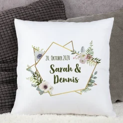 Kissen zur Hochzeit mit Blüten, Namen und Datum