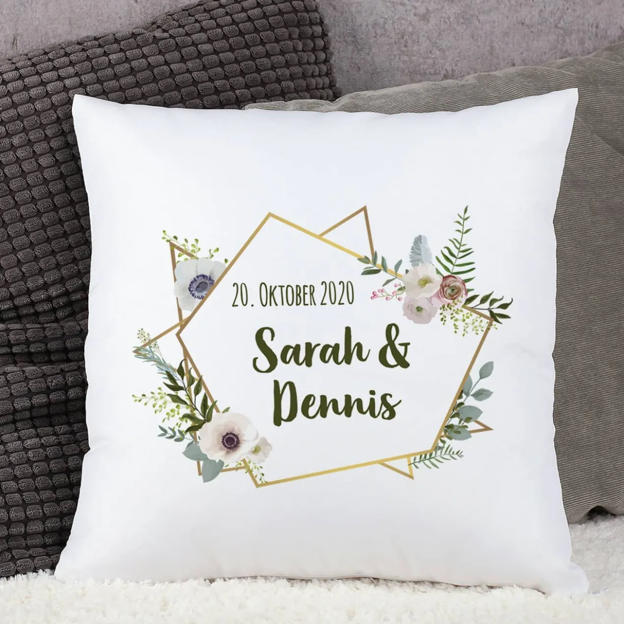 Kissen zur Hochzeit mit Blüten, Namen und Datum