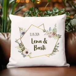 Kissen zur Hochzeit mit Blüten, Namen und Datum