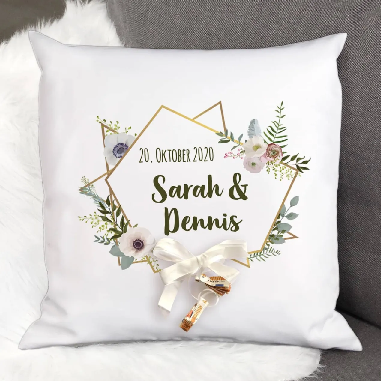 Kissen zur Hochzeit mit Blüten, Namen und Datum