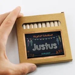 12 kleine Buntstifte mit personalisiertem Etikett zum Schulstart
