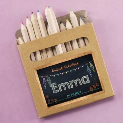 12 kleine Buntstifte mit personalisiertem Etikett zum Schulstart