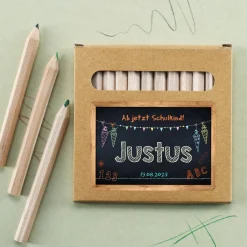 12 kleine Buntstifte mit personalisiertem Etikett zum Schulstart