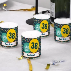 Kleine Kerzen mit Name und Alter als Tischdeko zum Geburtstag