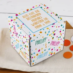 Kleiner Geschenkkarton mit Konfetti, Name und Wunschtext
