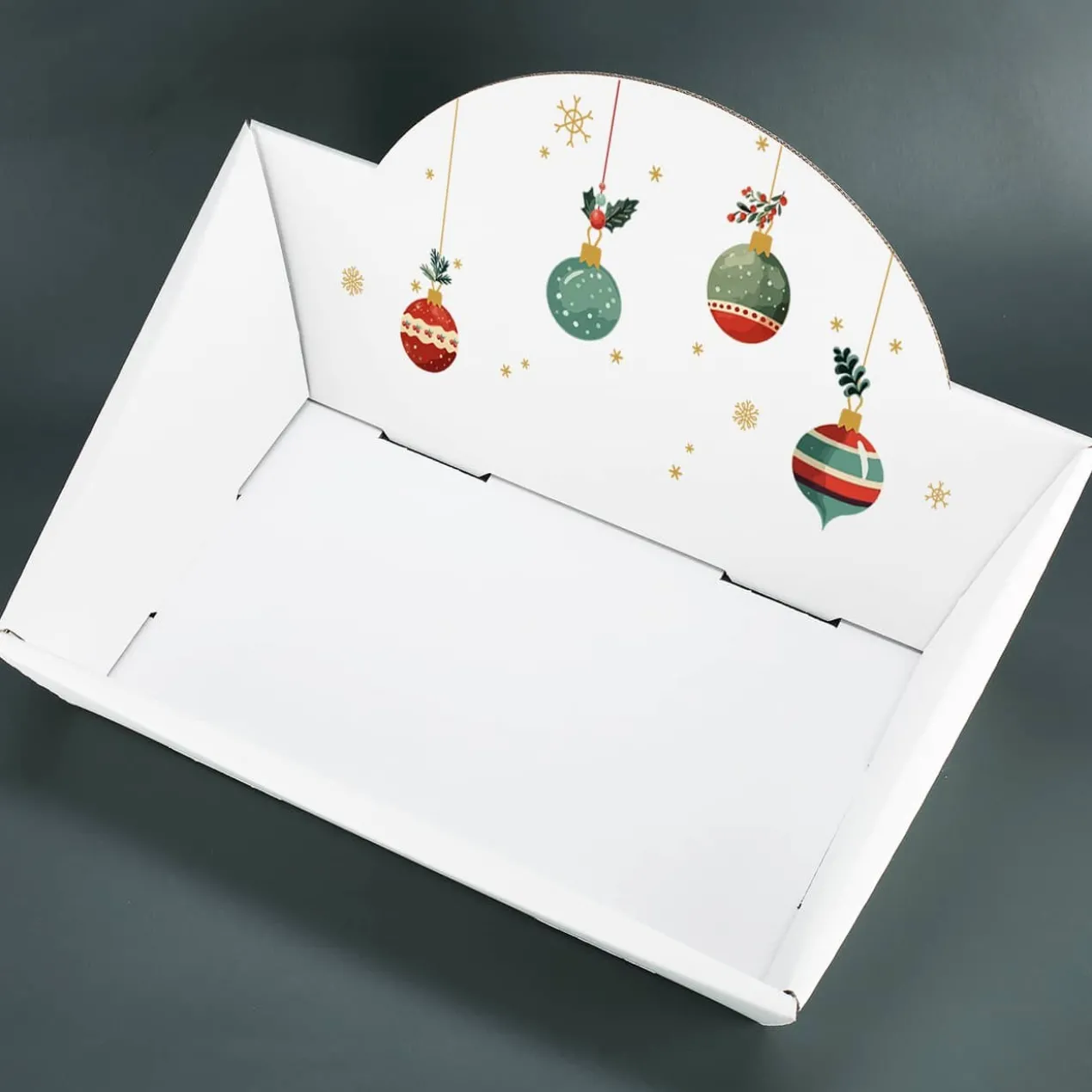 Kleiner Geschenkkorb zu Weihnachten mit Ornamenten und Name