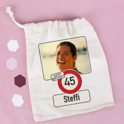 Kleiner Geschenksack zum Geburtstag mit Verkehrszeichen, Foto, Alter & Name