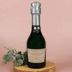 Kleiner Sekt zur Hochzeit mit Taubenmotiv, Namen und Datum | Geldermann Flaschengärung