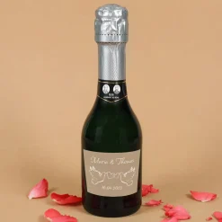 Kleiner Sekt zur Hochzeit mit Taubenmotiv, Namen und Datum | Geldermann Flaschengärung