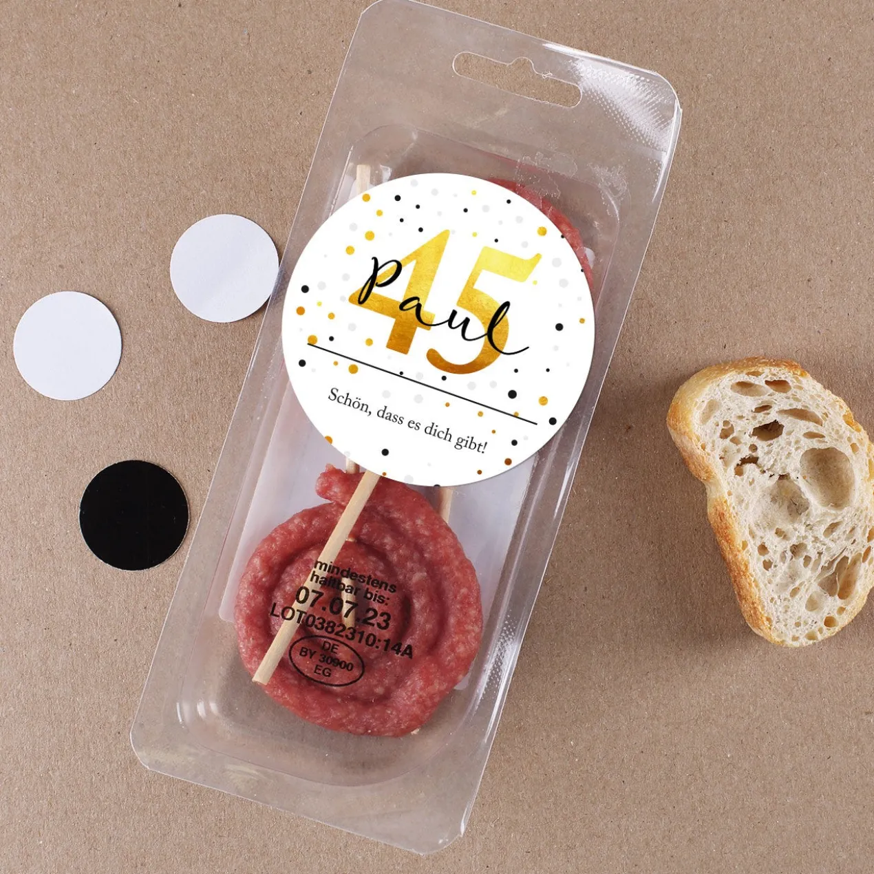 Kleine Salami-Herzen zum Geburtstag mit Name und Alter bedruckt