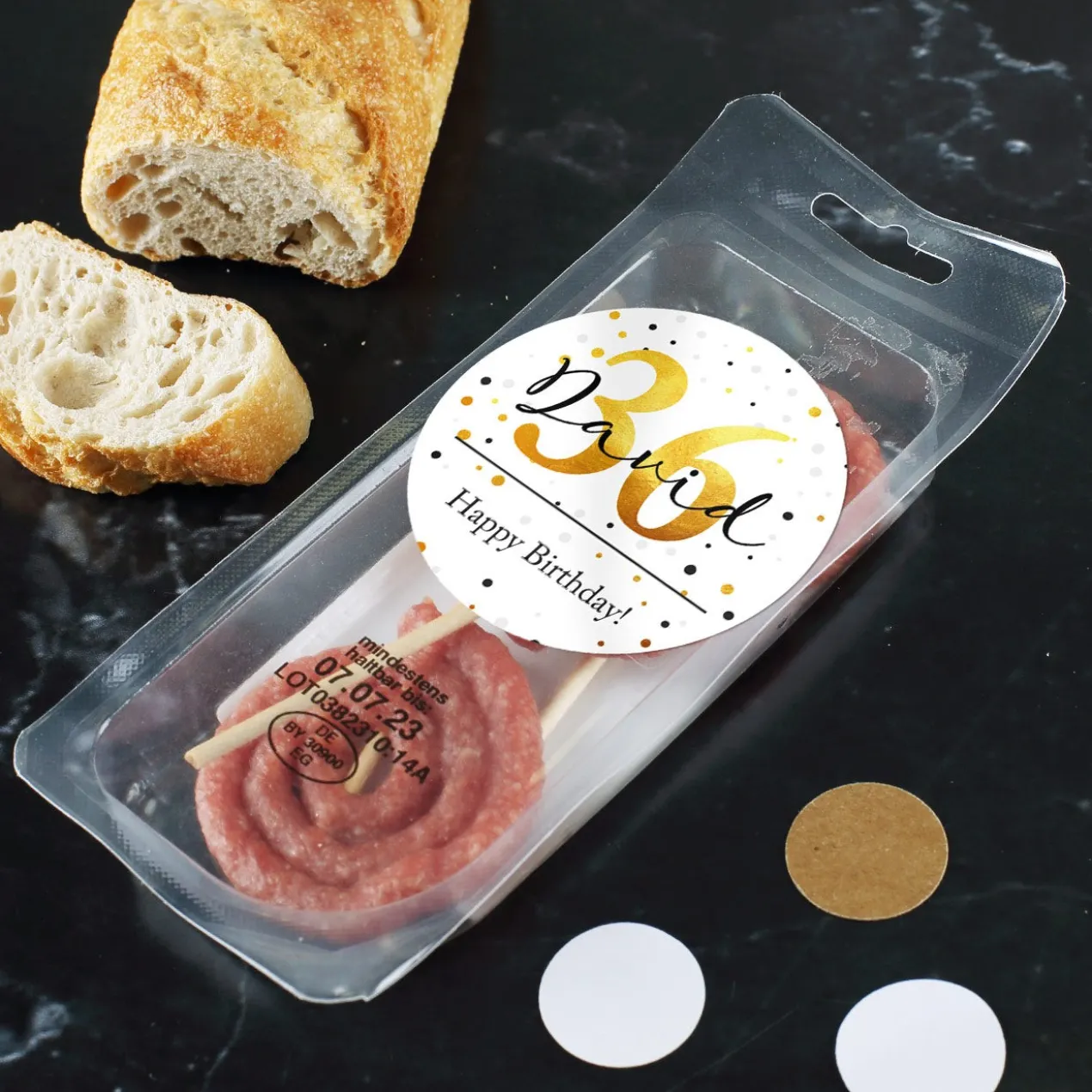 Kleine Salami-Herzen zum Geburtstag mit Name und Alter bedruckt
