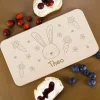 Kleines Holzbrettchen für Kinder mit süßem Häschenmotiv graviert