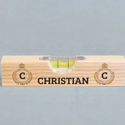 Kleine Wasserwaage aus Holz mit Name und Initialen bedruckt