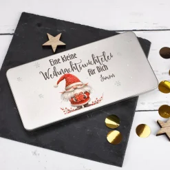 Kleine Weihnachtswichtelei - flache Geschenkdose aus Blech mit Name personalisiert