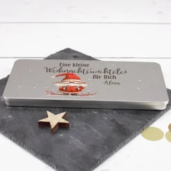 Kleine Weihnachtswichtelei - flache Geschenkdose aus Blech mit Name personalisiert