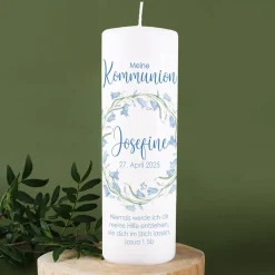 Kommunionkerze mit hellblauem Blumenkranz und christlichen Symbolen
