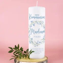 Kommunionkerze mit hellblauem Blumenkranz und christlichen Symbolen