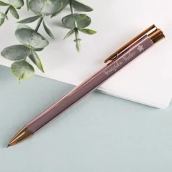 Kugelschreiber mit Wunschschriftart und Symbolen graviert - in rosa oder grau