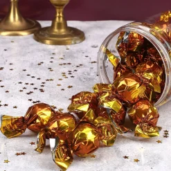 Leckere Pralinen in weihnachtlicher Flasche
