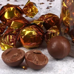 Leckere Pralinen in weihnachtlicher Flasche
