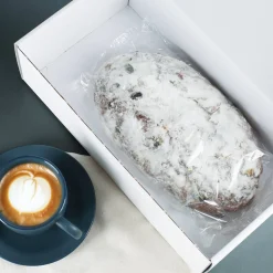 Leckerer Rosinenstollen als Weihnachtsgeschenk mit personalisierbarer Geschenkverpackung