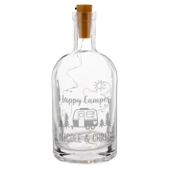 LED Karaffe 'Happy Camper' mit Wunschtext personalisiert | Camping Flaschenlicht aus Glas | Deko Licht