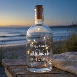 LED Karaffe 'Happy Camper' mit Wunschtext personalisiert | Camping Flaschenlicht aus Glas | Deko Licht