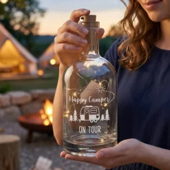 LED Karaffe 'Happy Camper' mit Wunschtext personalisiert | Camping Flaschenlicht aus Glas | Deko Licht