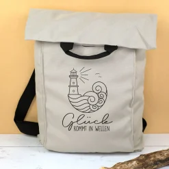 Leichter 2-in-1 Rucksack & Tasche mit Leuchtturm Motiv für Wandern und Urlaub | Glück kommt in Wellen