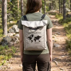 Leichter 2-in-1 Rucksack & Tasche personalisiert mit Wunschtext und Name | Weltkarte Motiv für Reise