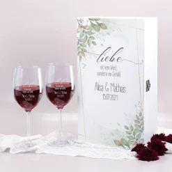 Liebe ist kein Wort, sondern ein Gefühl - Geschenkbox zur Hochzeit mit zwei gravierten Weingläsern