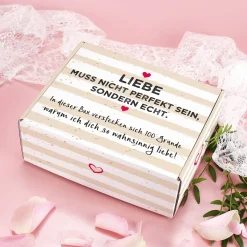 Liebe muss echt sein - Geschenkkarton in drei Größen mit Ihrem Wunschtext
