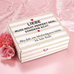 Liebe muss echt sein - Geschenkkarton in drei Größen mit Ihrem Wunschtext