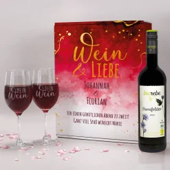 Liebe und Wein - Wein Geschenkset mit zwei gravierten Weingläsern und Biorebe-Wein