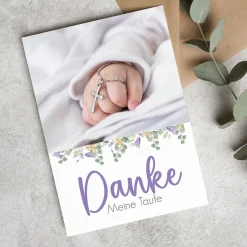 Lila Dankeskarte mit Blumenmotiv und Foto zur Taufe, Kommunion oder Konfirmation