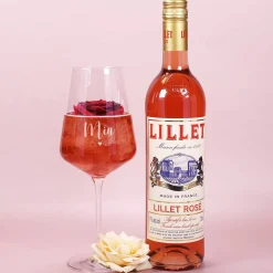 Lillet Geschenkset mit graviertem Weinglas und eleganten Vintage Blumenmotiv