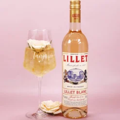 Lillet Geschenkset mit graviertem Weinglas und eleganten Vintage Blumenmotiv