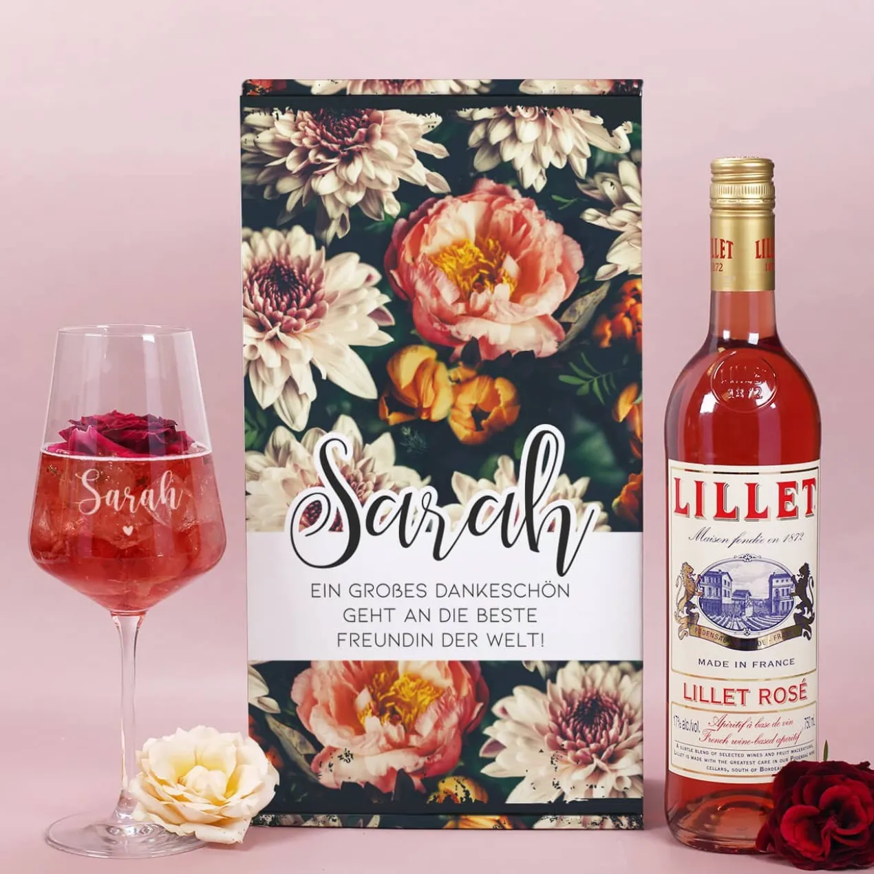 Lillet Geschenkset mit graviertem Weinglas und eleganten Vintage Blumenmotiv