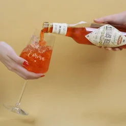 Lillet Geschenkset mit graviertem Weinglas und eleganten Vintage Blumenmotiv