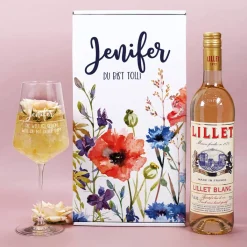 Lillet Geschenkset zum Muttertag mit bunten Frühlingsblumen und gravierten Weinglas