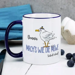 Mach's wie die Möwe... - Tasse mit Name und dunkelblauem Henkel