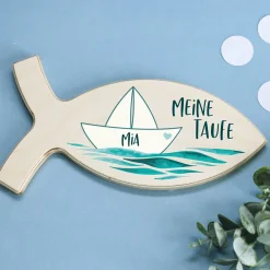 Maritimer Holzfisch zur Taufe mit Segelschiffchen und Ihrem Wunschnamen