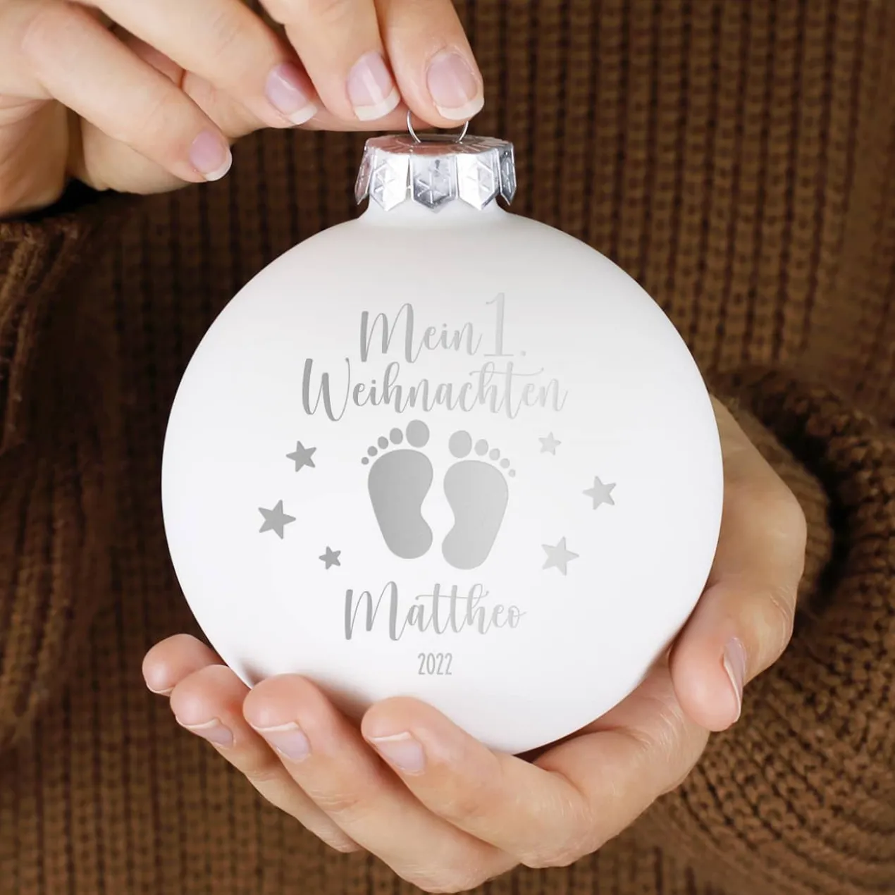 Mein 1. Weihnachten - Weihnachtskugel mit Babyfüßchen und Sternchen graviert