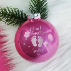 Mein 1. Weihnachten - Weihnachtskugel mit Babyfüßchen und Sternchen graviert