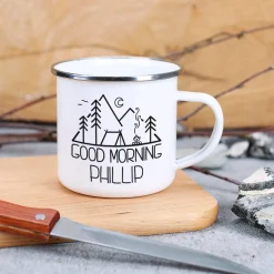 Messerbrett und Emailletasse im Set mit Campingmotiv