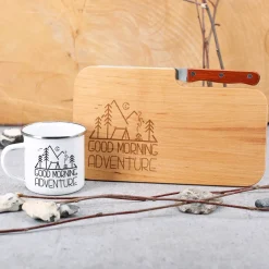 Messerbrett und Emailletasse im Set mit Campingmotiv