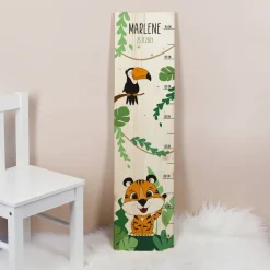 Messlatte mit Tigermotiv, Tucan und den Daten des Kindes bedruckt