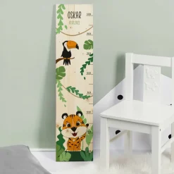 Messlatte mit Tigermotiv, Tucan und den Daten des Kindes bedruckt